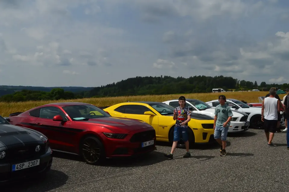 US Cars Fest Krásno 2024 – Ford Mustang a žlutý Chevrolet Camaro na letišti