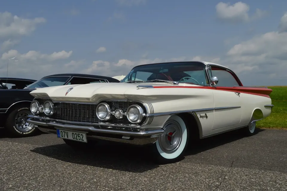 US Cars Fest Krásno 2024 – Oldsmobile Super 88 1959 bílo-červený