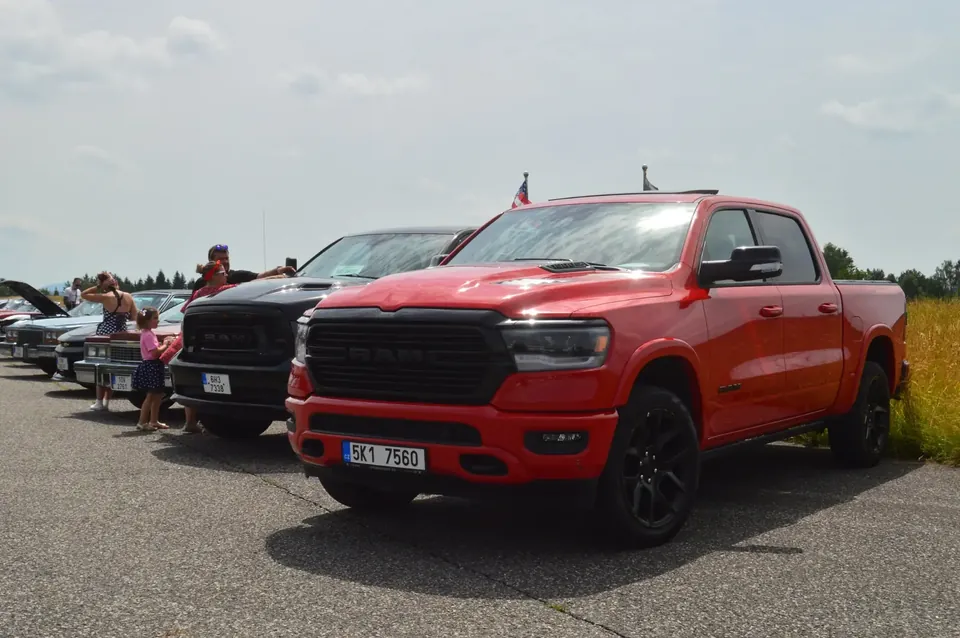 US Cars Fest Krásno 2024 – RAM 1500 červený a černý