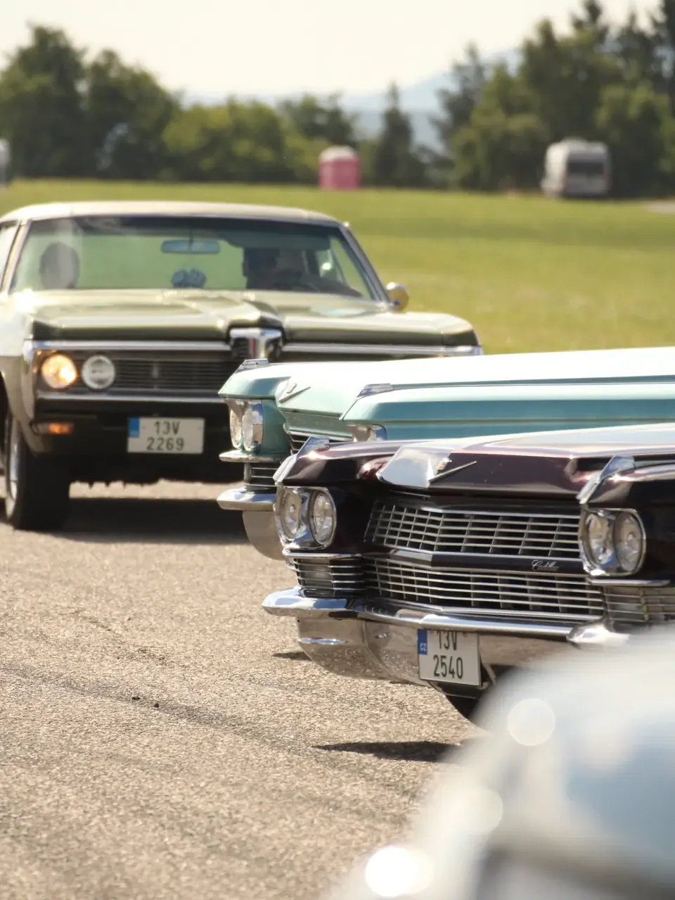 US Cars Fest Krásno 2025 – Cadillac 1964 bordový a další veterány