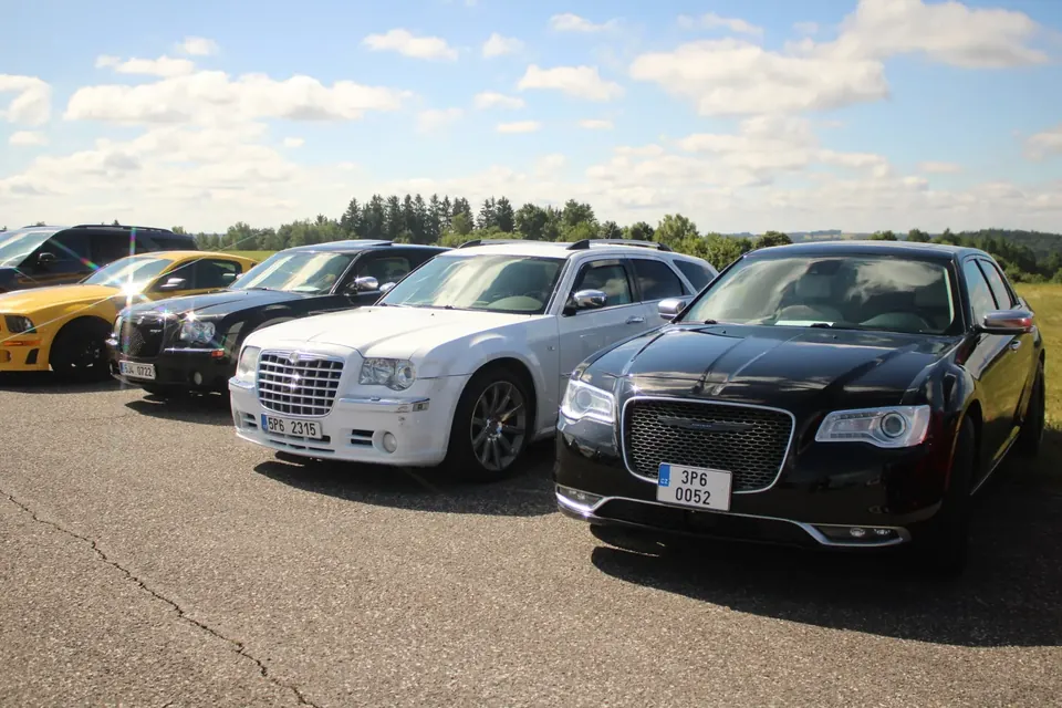 US Cars Fest Krásno 2025 – Chrysler 300C bílý a černý