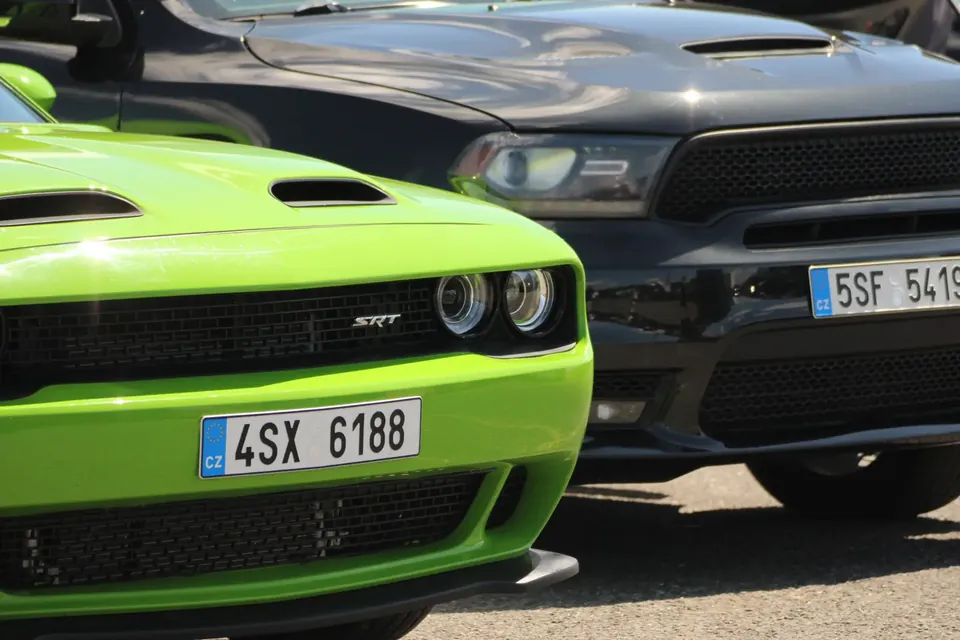 US Cars Fest Krásno 2025 – Dodge Challenger SRT limetkový a Durango