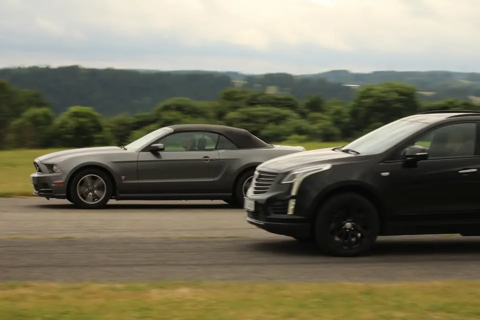 US Cars Fest Krásno 2025 – Ford Mustang cabrio a Cadillac XT5 při rozjezdu
