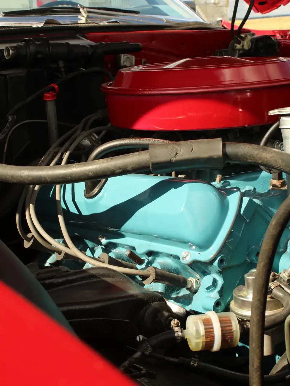 US Cars Fest Krásno 2025 – Motor V8 tyrkysový s červeným filtrem