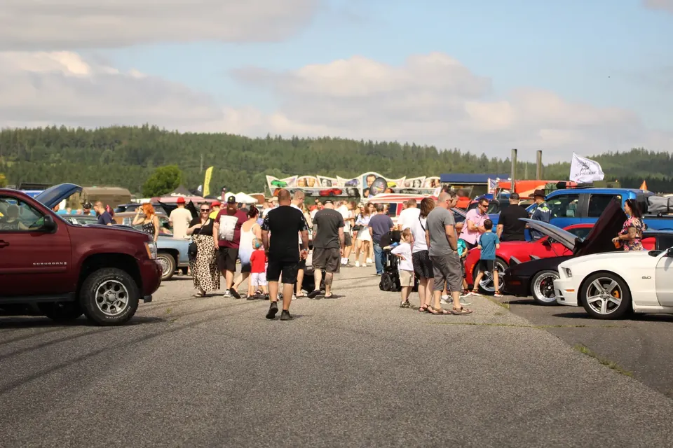US Cars Fest Krásno 2025 – Návštěvníci mezi vystavenými vozy