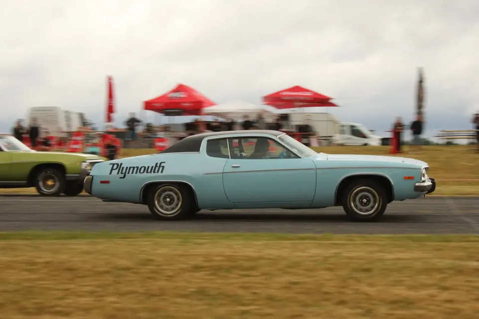 US Cars Fest Krásno 2025 – Plymouth světle modrý při rozjezdu