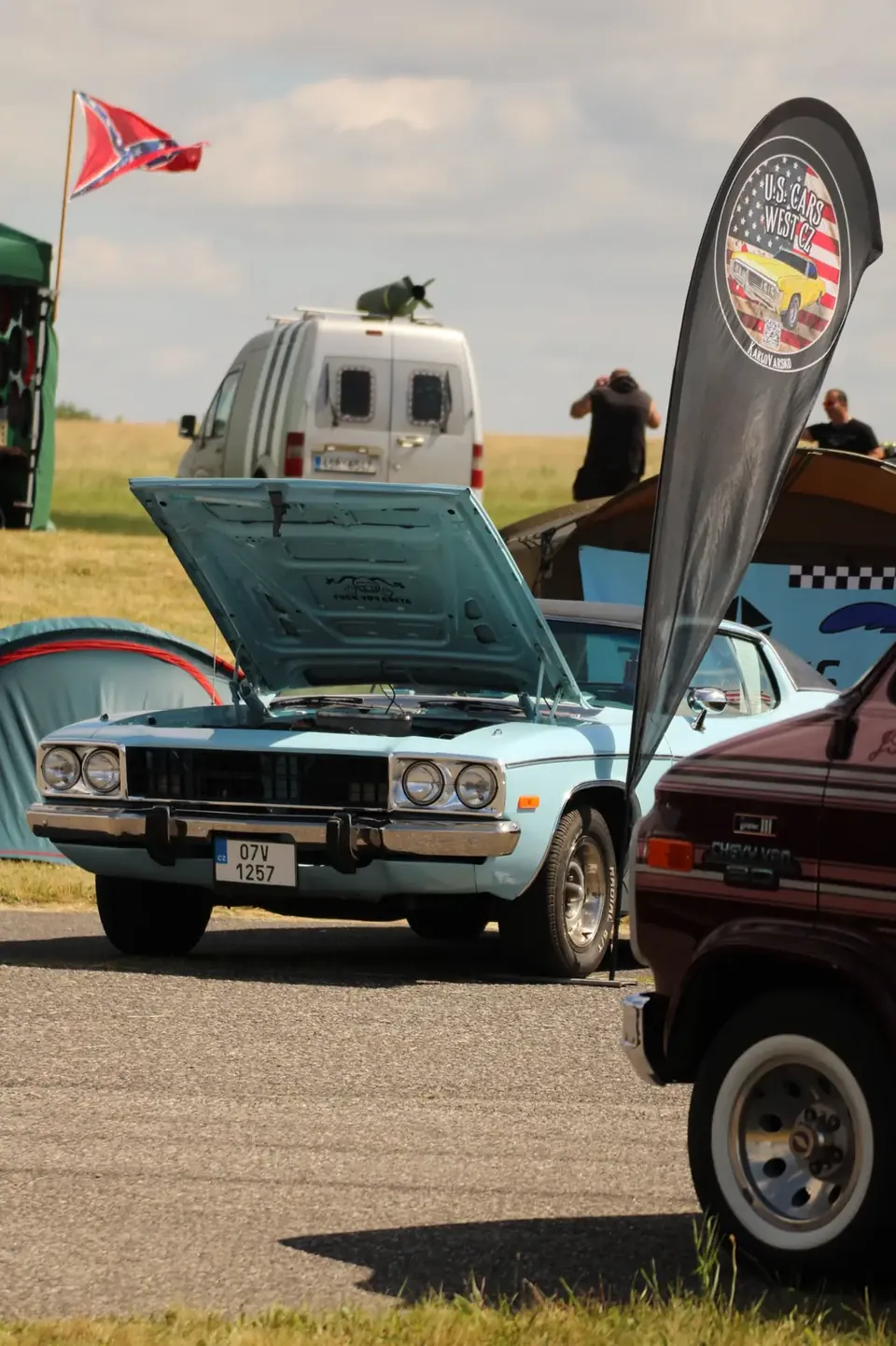 US Cars Fest Krásno 2025 – Plymouth světle modrý s otevřenou kapotou