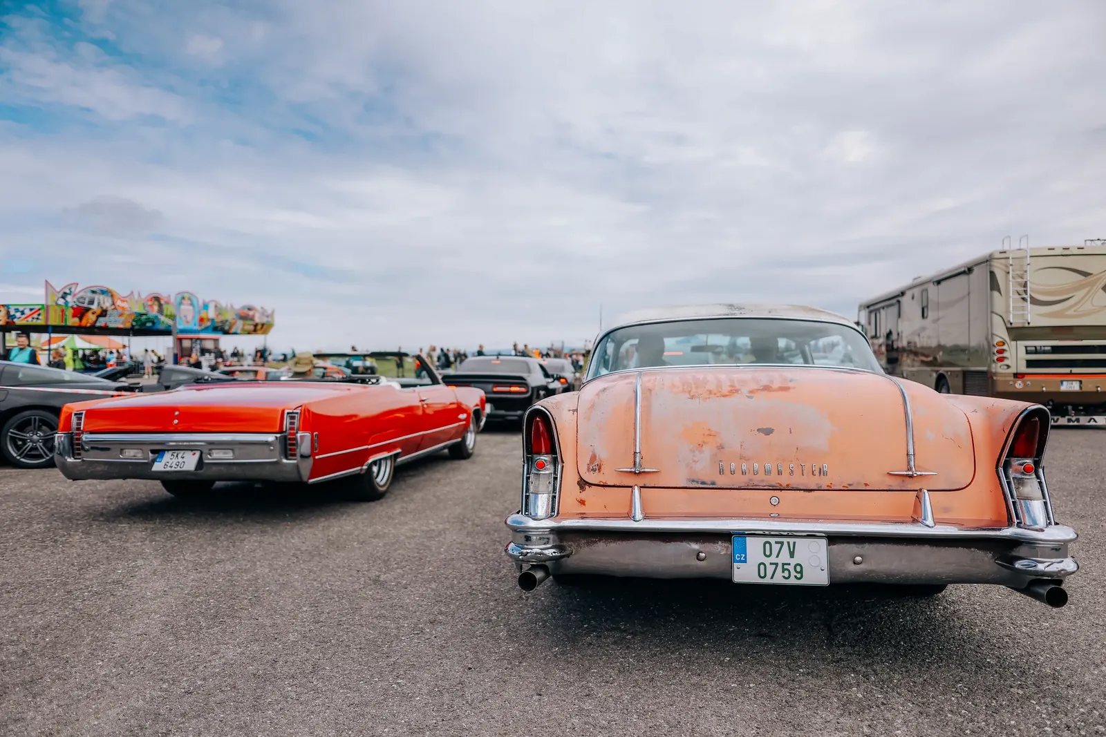 Retro americká auta zezadu – oranžový Buick a červený kabriolet